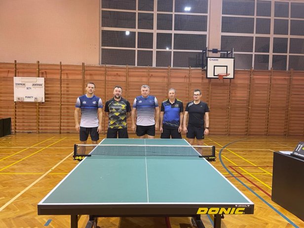 Od lewej stoją: Marek Legierski, Radosław Seklecki, Andrzej Minge (kapitan), Andrzej Bujok, Dariusz Skrabka,